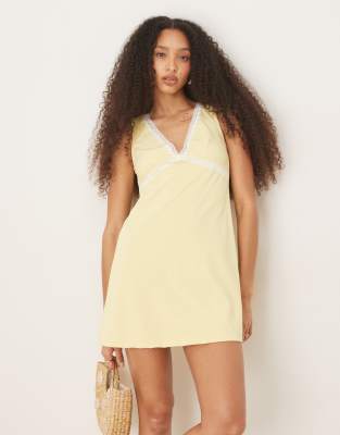 ASOS DESIGN - Minikleid in Gelb mit Spitzeneinsatz und V-Ausschnitt vorne