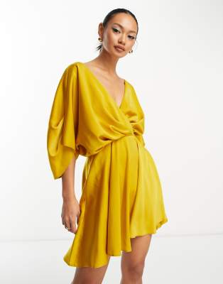 ASOS DESIGN – Minikleid in Gold mit tiefem Ausschnitt und Fledermausärmeln
