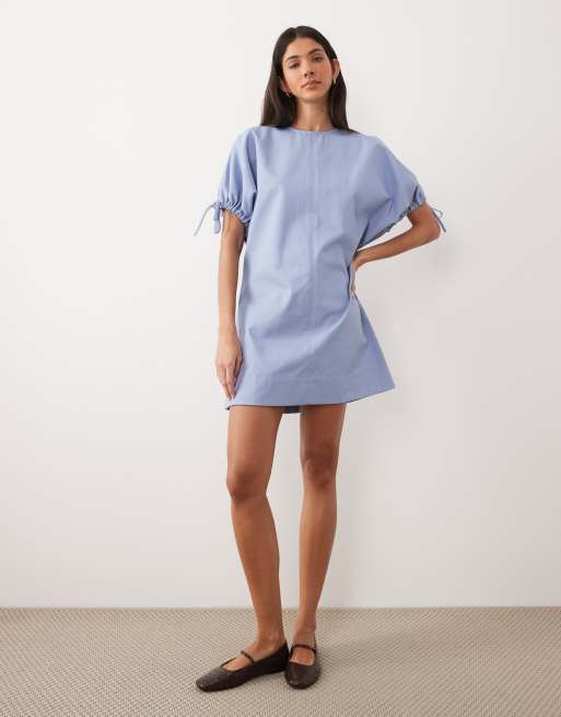 ASOS DESIGN – Minikleid in jeansblauer Waschung mit Rundhalsausschnitt und Bindedetail am Ärmel, 2 von 4