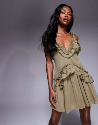 ASOS DESIGN - Minikleid in Khaki mit gerüschtem Riemendetail und goldfarbenem Besatzdetail-Grün