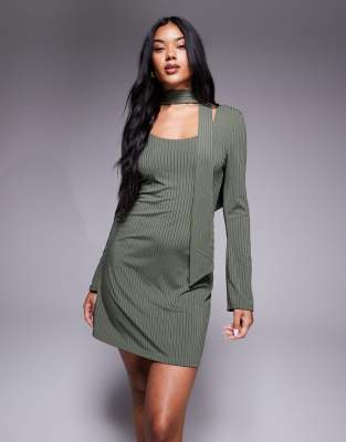 ASOS DESIGN - Minikleid in Khaki mit U-Ausschnitt und Schal-Detail-Rot