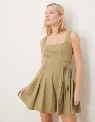 ASOS DESIGN - Minikleid in Kittgrau mit U-Ausschnitt und Falten an der Taille-Neutral