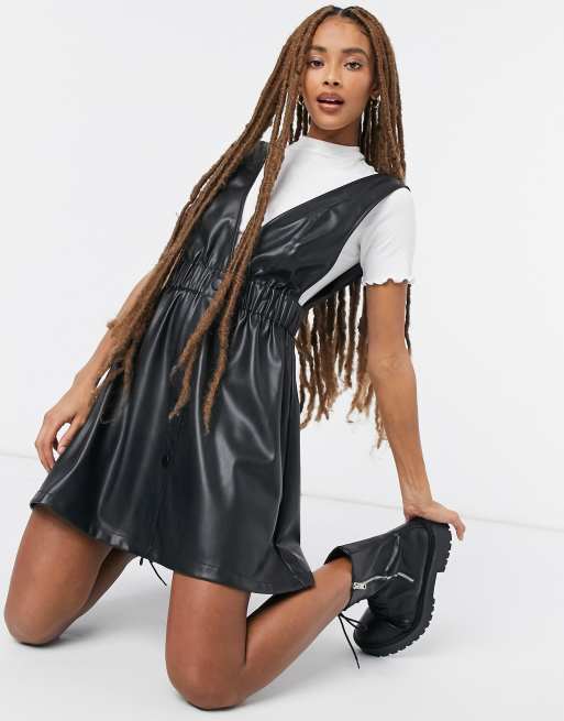ASOS DESIGN – Minikleid in Lederoptik mit Knopfleiste in Schwarz
