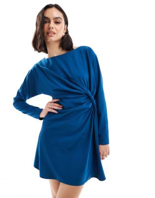 ASOS DESIGN - Minikleid in Marineblau mit Schlitzausschnitt und Zierknoten-Bunt