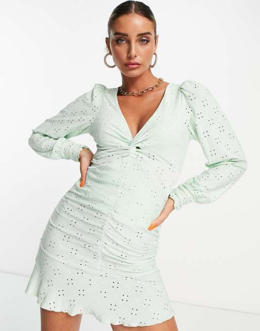 ASOS DESIGN – Minikleid in Minzgrün mit Lochstickerei, Zierausschnitt und verdrehtem Detail