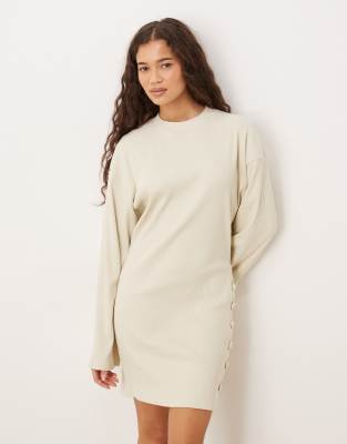 ASOS DESIGN - Minikleid in neutralem Farbton mit breiter Rippenstruktur, Rundhalsausschnitt und Knopfdetail