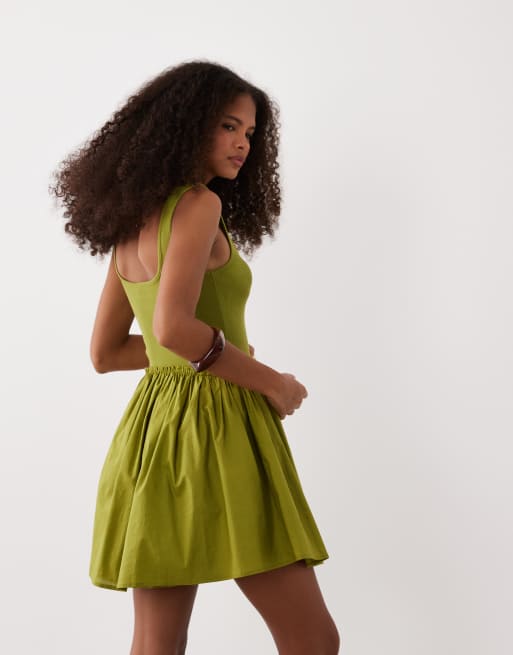 ASOS DESIGN – Minikleid in Olivgrün mit U-Ausschnitt, geripptem Oberteil und Popeline-Rock, 4 von 4