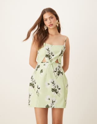 ASOS DESIGN - Minikleid in Salbeigrün geblümt mit Struktur und Zierausschnitt-Bunt