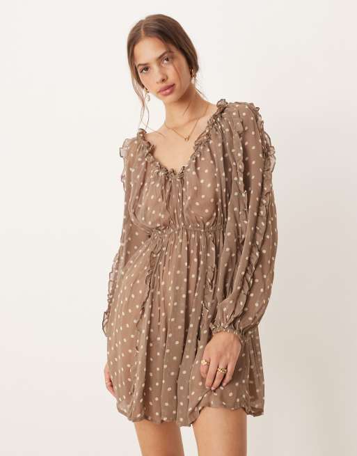 ASOS DESIGN – Minikleid in Schokobraun gepunktet mit Rüschen, V-Ausschnitt und Bindebändern vorne, 4 von 4