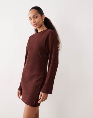 ASOS DESIGN - Minikleid in Schokobraun mit breiter Rippenstruktur, Rundhalsausschnitt und Knopfdetail-Brown