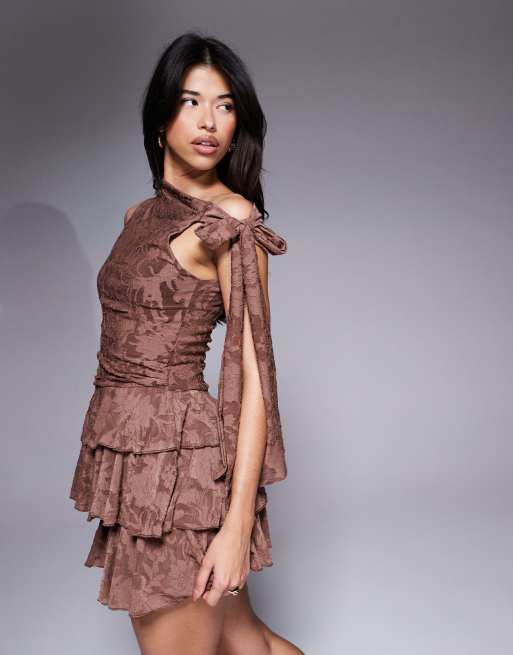 ASOS DESIGN – Minikleid in Schokobraun mit einem langen Ärmel, Bindedetail und Rüschen
