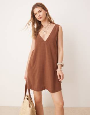 ASOS DESIGN - Minikleid in Schokobraun mit tiefem V-Ausschnitt