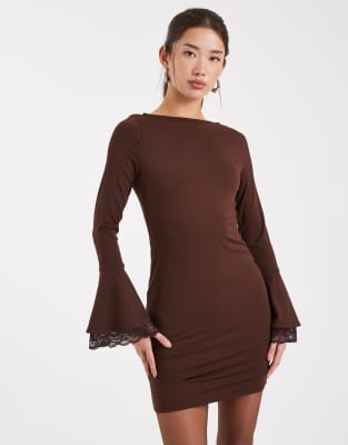 ASOS DESIGN - Minikleid in Schokobraun mit U-Boot-Ausschnitt und ausgestellten Ärmeln-Brown