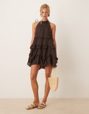 ASOS DESIGN - Minikleid in Schokoladenbraun mit Neckholder, Rüschen und Biesen