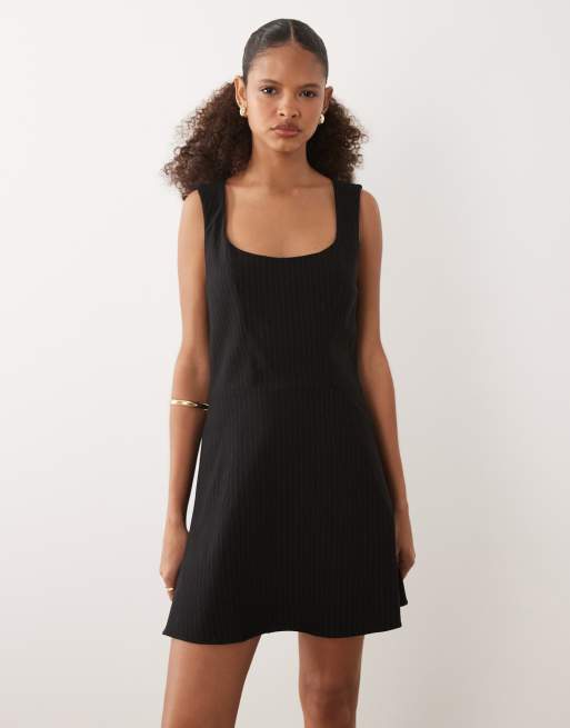 ASOS DESIGN – Minikleid in Schwarz mit Nadelstreifen und Wickelrock, 4 von 4