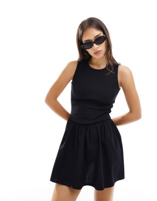 ASOS DESIGN - Minikleid in Schwarz mit Rock aus Popeline