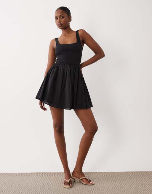 ASOS DESIGN – Minikleid in Schwarz mit U-Ausschnitt, geripptem Oberteil und Popeline-Rock, 2 von 4