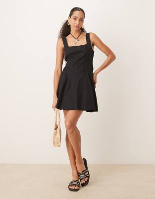 ASOS DESIGN - Minikleid in Schwarz mit U-Ausschnitt und Falten an der Taille