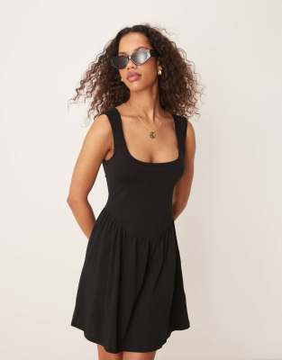 ASOS DESIGN - Minikleid in Schwarz mit U-Ausschnitt