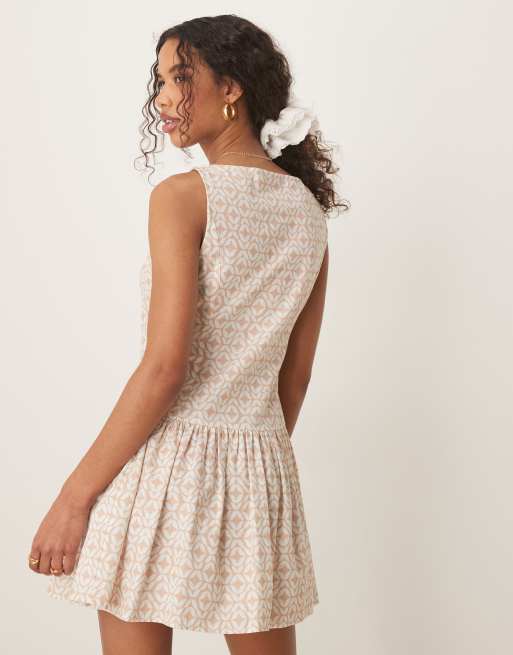 ASOS DESIGN – Minikleid in Steinbeige mit tief angesetzter Taille, U-Boot-Ausschnitt, Kachelmuster und Knopfleiste, 4 von 4