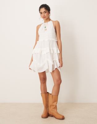 ASOS DESIGN - Minikleid in Weiß mit Neckholder, Rüschen und Biesen