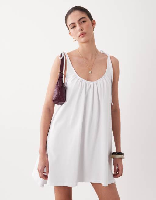 ASOS DESIGN – Minikleid in Weiß mit U-Ausschnitt und gebundenem Schulterdetail, 2 von 4