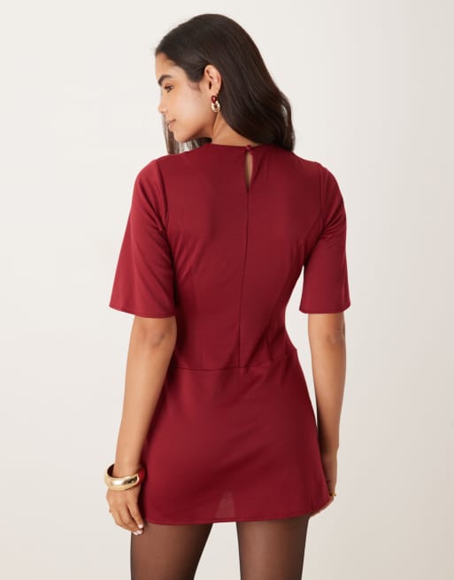ASOS DESIGN – Minikleid in Weinrot mit weiten, kurzen Ärmeln und seitlichem Schnallendetail, 3 von 4