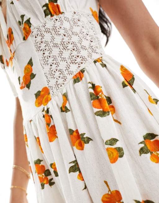 ASOS DESIGN – Minikleid mit eckigem Ausschnitt, geraffter Brustpartie, Spitzeneinsätzen und Orangen-Fruchtmuster, 2 von 4