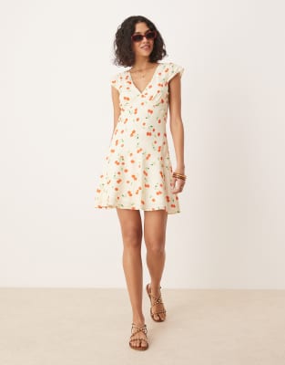 ASOS DESIGN - Minikleid mit Flatterärmeln, V-Ausschnitt und Kirschprint-Bunt