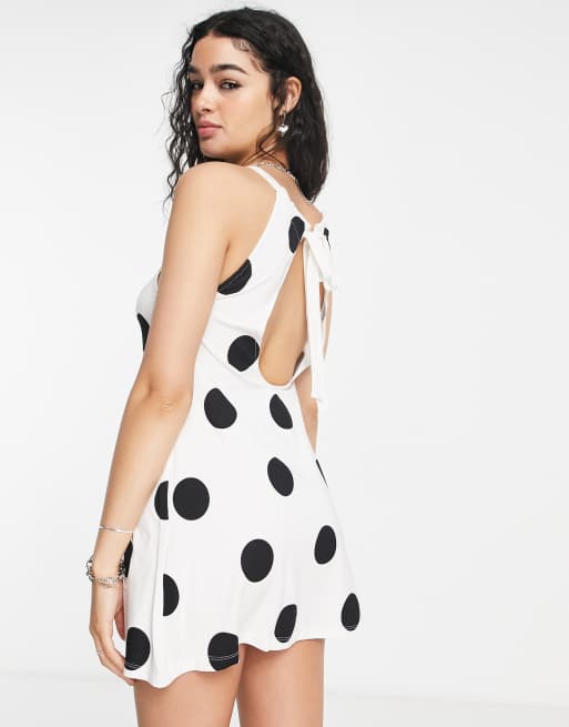 ASOS DESIGN – Minikleid mit gerafftem Ausschnitt, Rückenausschnitt und großem Punktemuster in Schwarz-Weiß, 2 von 4