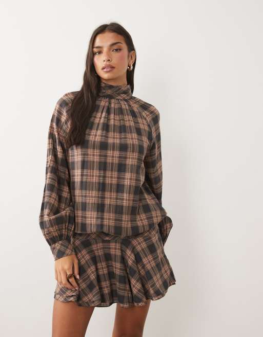 ASOS DESIGN Minikleid mit hohem Kragen, tiefer Taille und Karomuster in Hellbraun, 2 von 4