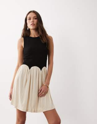 Minikleid mit Knitterstruktur und Blockfarbendesign in Schwarz und Cremeweiß Schwarz 40