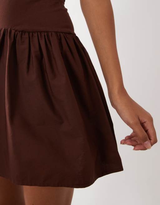 ASOS DESIGN Minikleid mit Neckholder und U-Ausschnitt mit Baumwoll-Popeline-Rock in Schokobraun, 3 von 4