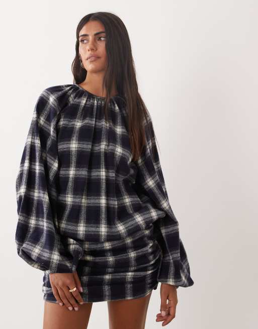 ASOS DESIGN Minikleid mit Rundhalsausschnitt und gerafftem Rockdetail in hellbraunem gebürstetem Karomuster, 2 von 4