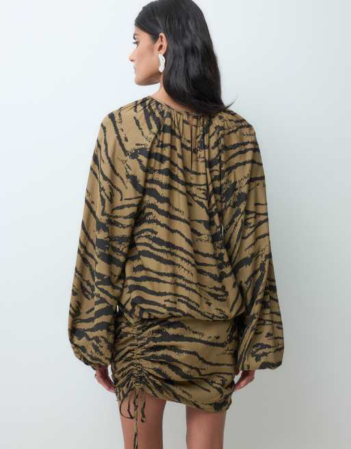 ASOS DESIGN Minikleid mit Rundhalsausschnitt und gerafftem Rockdetail mit Animal-Print, 4 von 5