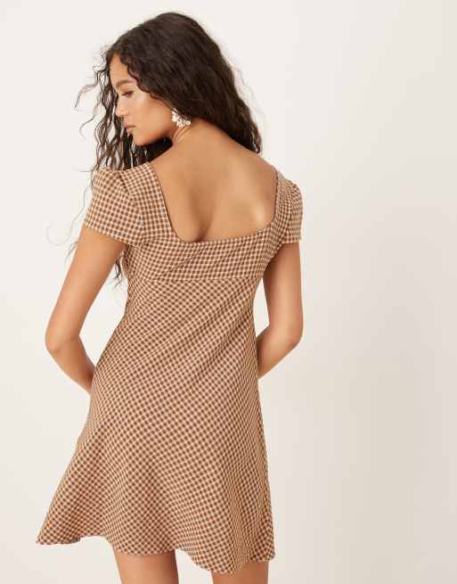ASOS DESIGN – Minikleid mit schokobraunen Vichy-Karos, Kappärmeln und geraffter Brustpartie, 3 von 4