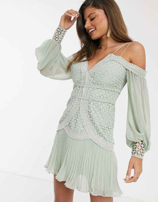 ASOS DESIGN – Minikleid mit Spitzendesign, Blouson-Ärmeln und plissiertem Saum in Graugrün