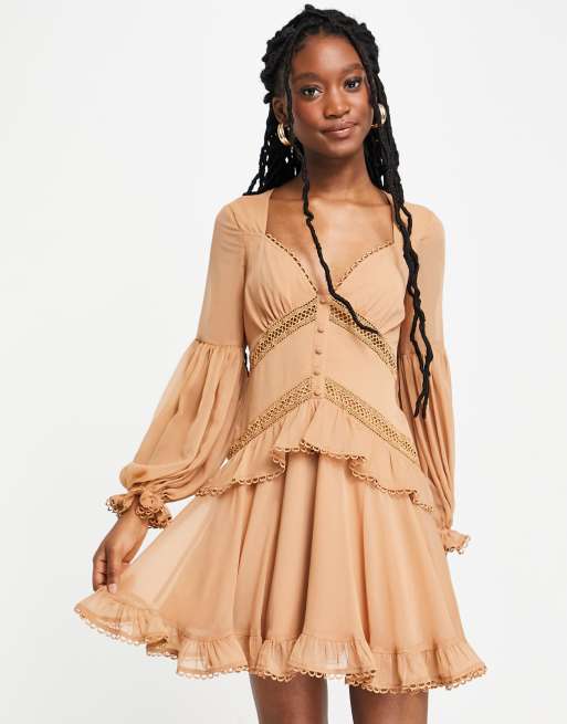 ASOS DESIGN – Minikleid mit Spitzeneinsatz und Knopfdetails in Stein