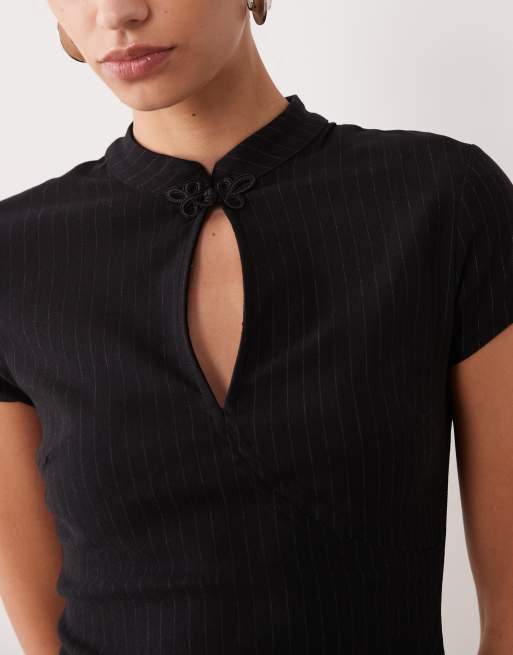 ASOS DESIGN Minikleid mit Stehkragen in Schwarz mit Nadelstreifen, 3 von 4