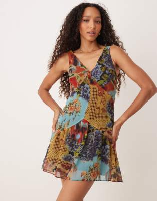 ASOS DESIGN - Minikleid mit V-Ausschnitt, tiefer Taille und Patchwork-Muster-Bunt