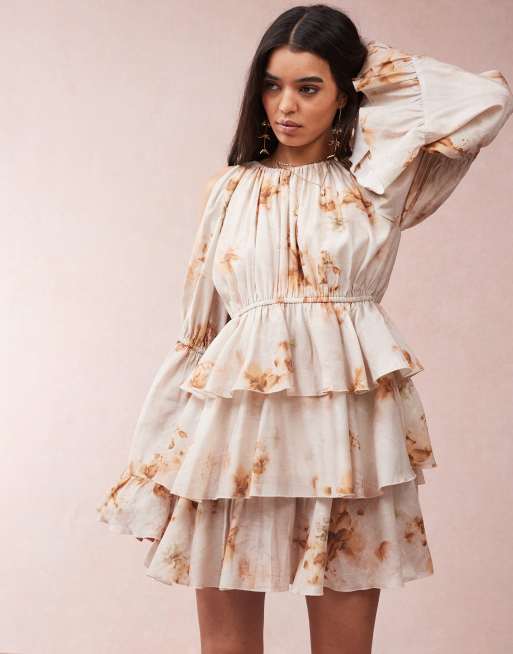 ASOS DESIGN – Minikleid mit verschwommenem Blumenprint, Rüschen und Schulterzierausschnitten, 2 von 4