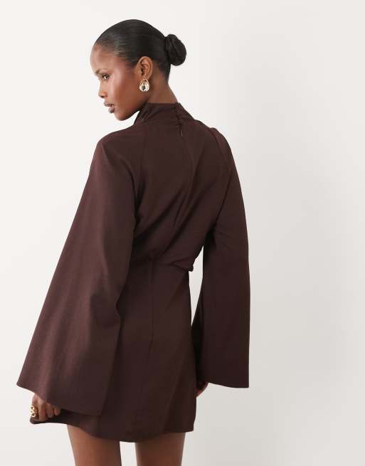 ASOS DESIGN Minikleid mit Wasserfallausschnitt und langen Ärmeln in Schokobraun, 4 von 4
