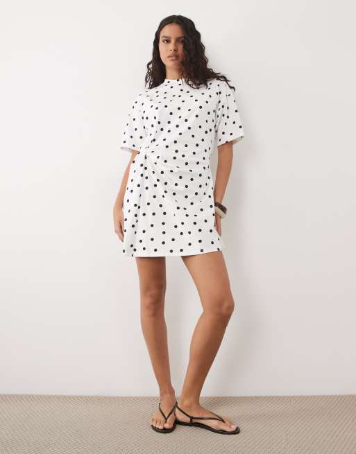 ASOS DESIGN Minikleid mit Wickelbund und monochromem Polka-Dot-Muster, 2 von 4