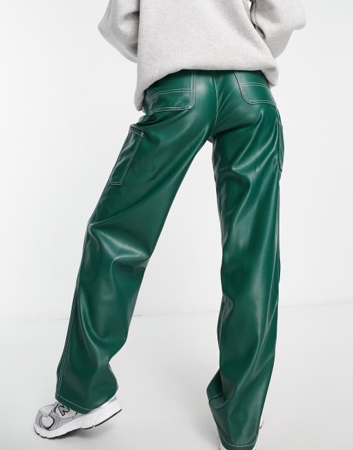 ASOS DESIGN – Minimalistische Cargohose aus Kunstleder in Grün mit Kontrastnaht, 2 von 4