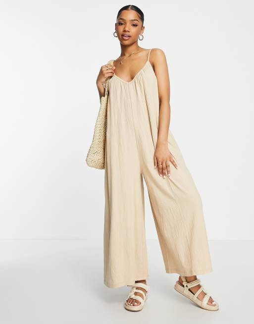 ASOS DESIGN - Minimalistische jumpsuit van kreukelstof met wijde pijpen en camibandjes in naturel