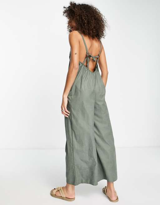 ASOS DESIGN Minimalistischer Jumpsuit aus Cupro in Khaki mit Ringverzierung am Rucken ASOS