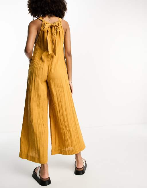 ASOS DESIGN Minimalistischer Latz Jumpsuit in senfgelber Knitteroptik