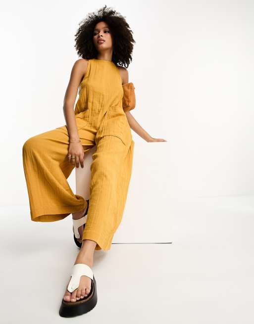 ASOS DESIGN Minimalistischer Latz Jumpsuit in senfgelber Knitteroptik