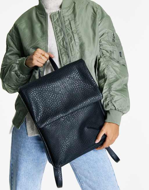 ASOS DESIGN – Minimalistischer, weicher Rucksack mit Klappendetail aus geprägtem PU , 3 von 4