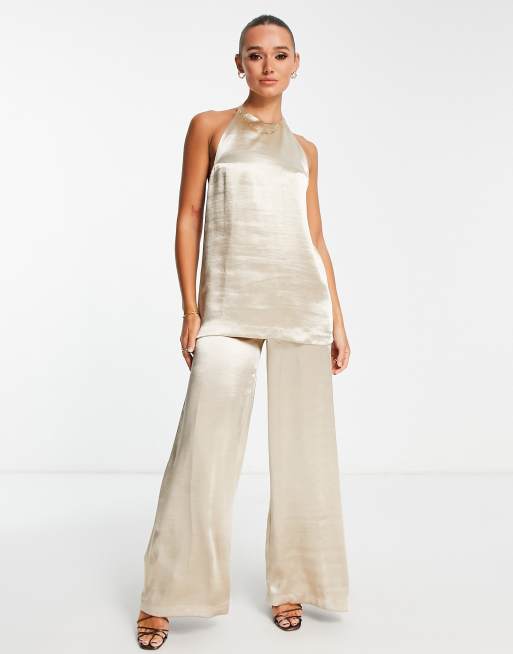 ASOS DESIGN – Minimalistischer, zweilagiger Jumpsuit aus Satin in Stein mit weitem Bein